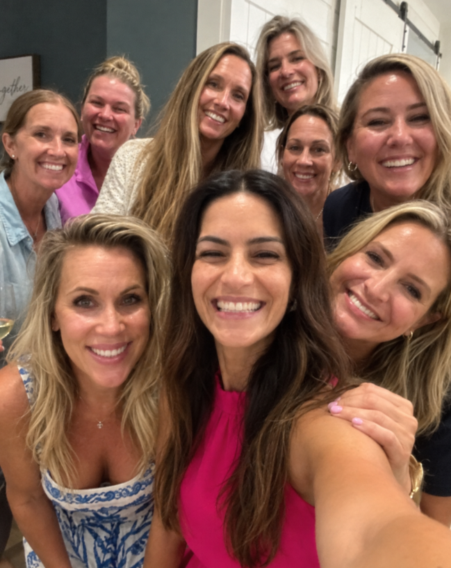 Cassandra and her friends crowded into a group selfie